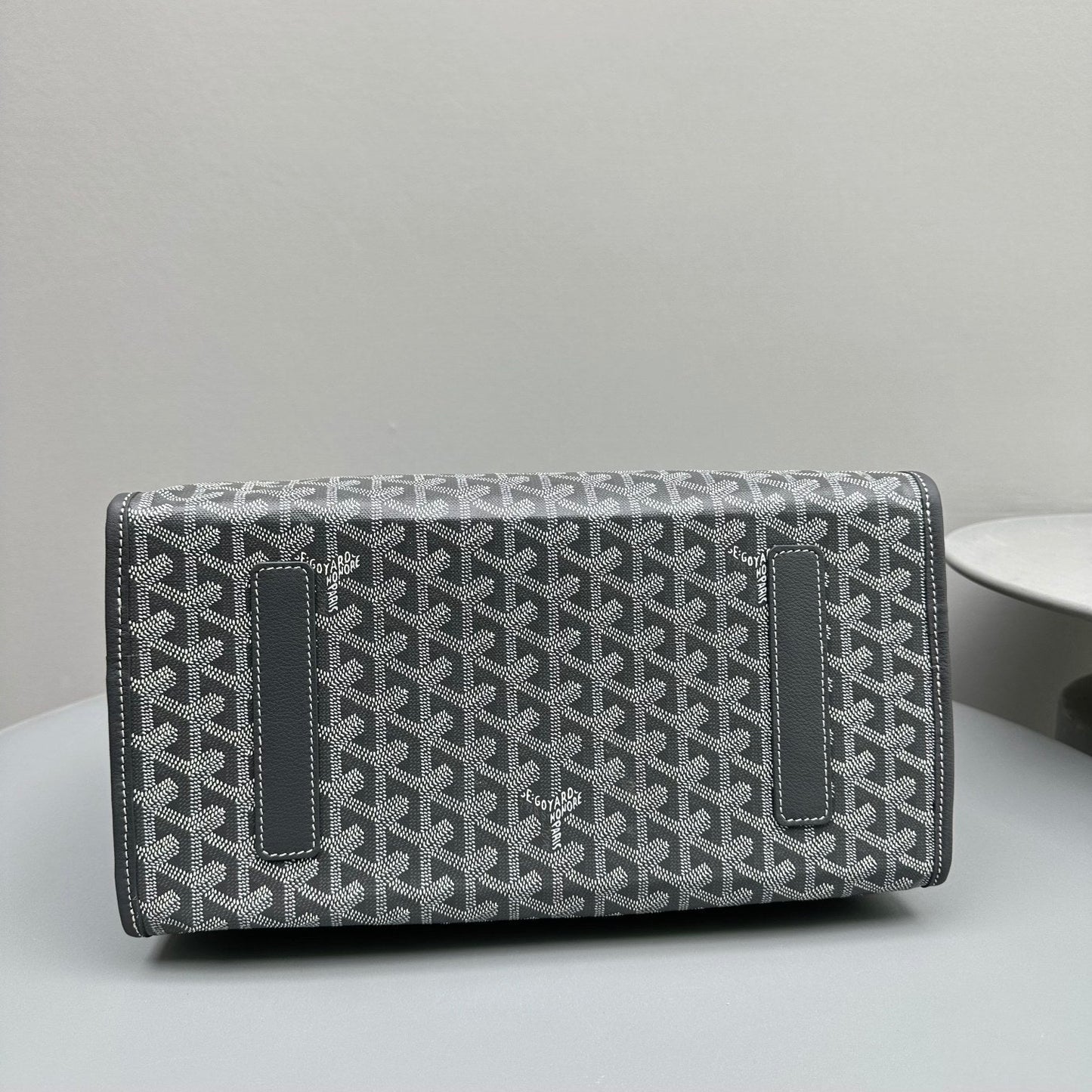 SAC À DOS LEGER 37 EN TOILE GOYARDINE GRISE AVEC BORDURES EN CUIR DE VEAU