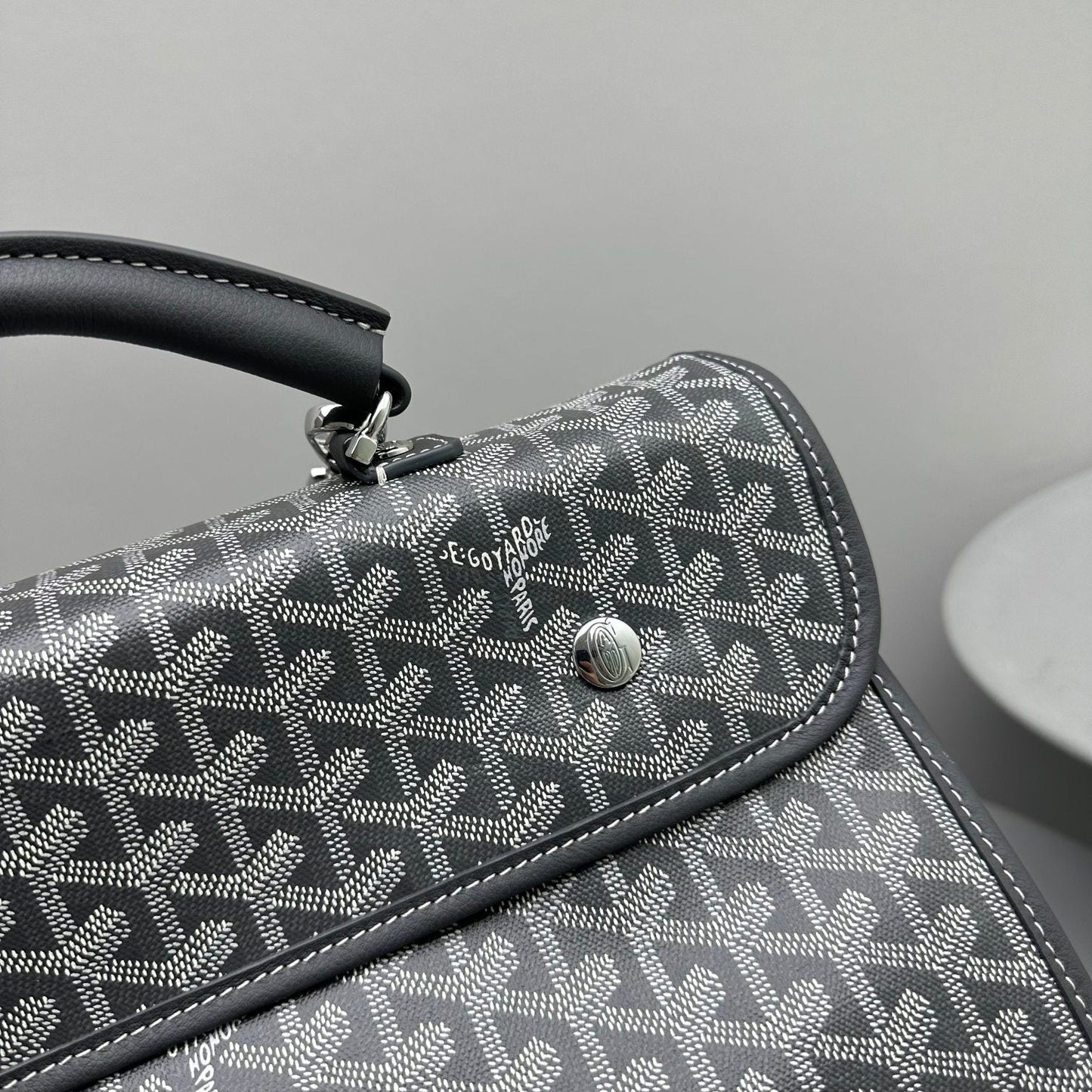 SAC À DOS LEGER 37 EN TOILE GOYARDINE GRISE AVEC BORDURES EN CUIR DE VEAU
