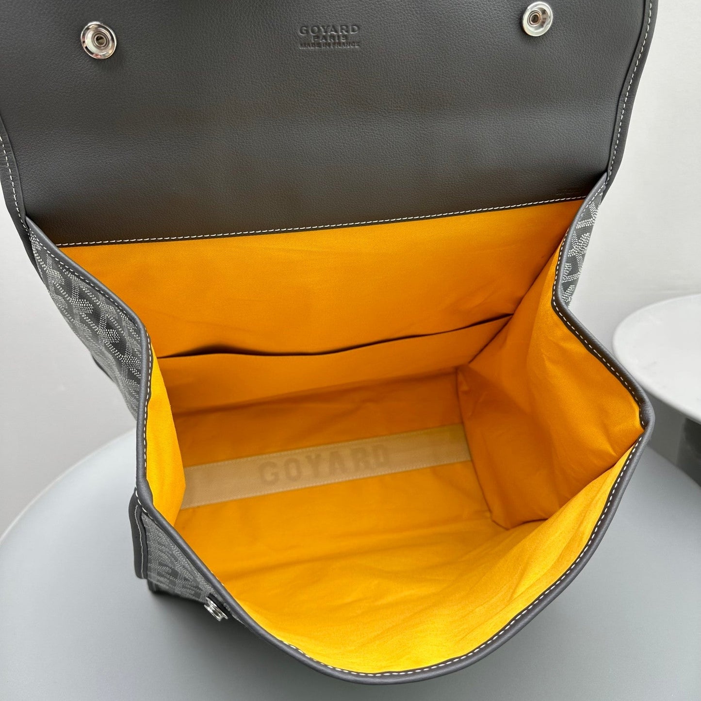 SAC À DOS LEGER 37 EN TOILE GOYARDINE GRISE AVEC BORDURES EN CUIR DE VEAU