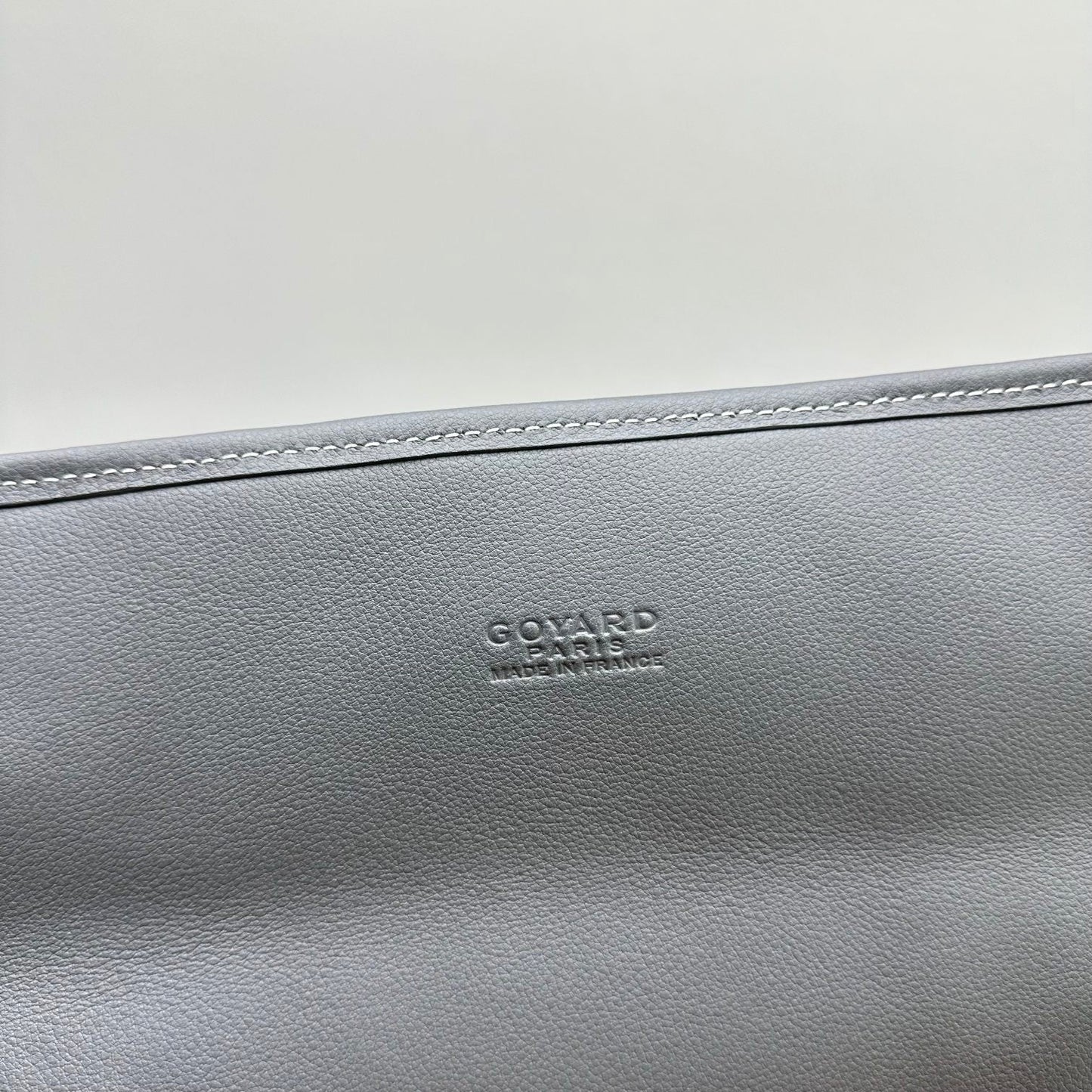 SAC À DOS LEGER 37 EN TOILE GOYARDINE GRISE AVEC BORDURES EN CUIR DE VEAU