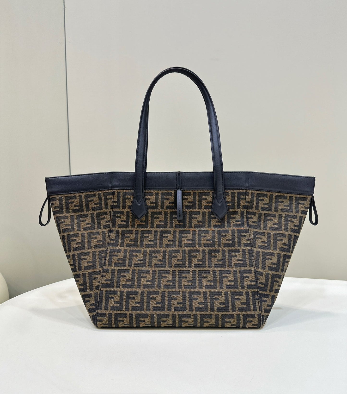 Grand sac Fendi Origami 33 marron mélangé noir en tissu jacquard FF