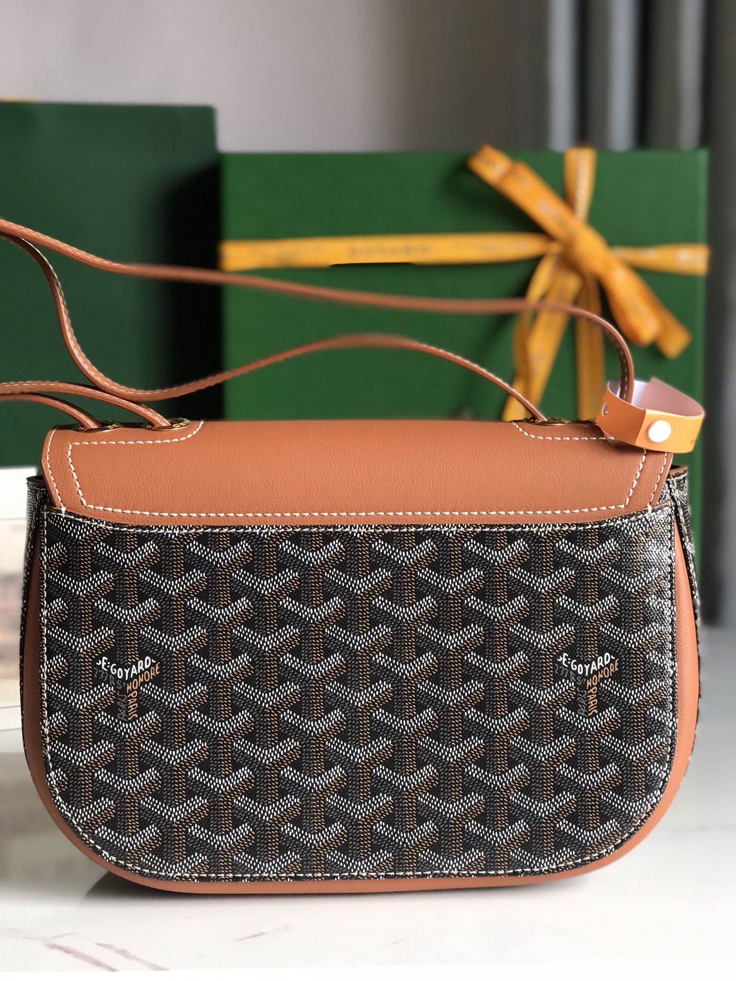 233 SAC 25 EN CUIR DE VEAU BRUN ET TOILE GOYARDINE NOIRE