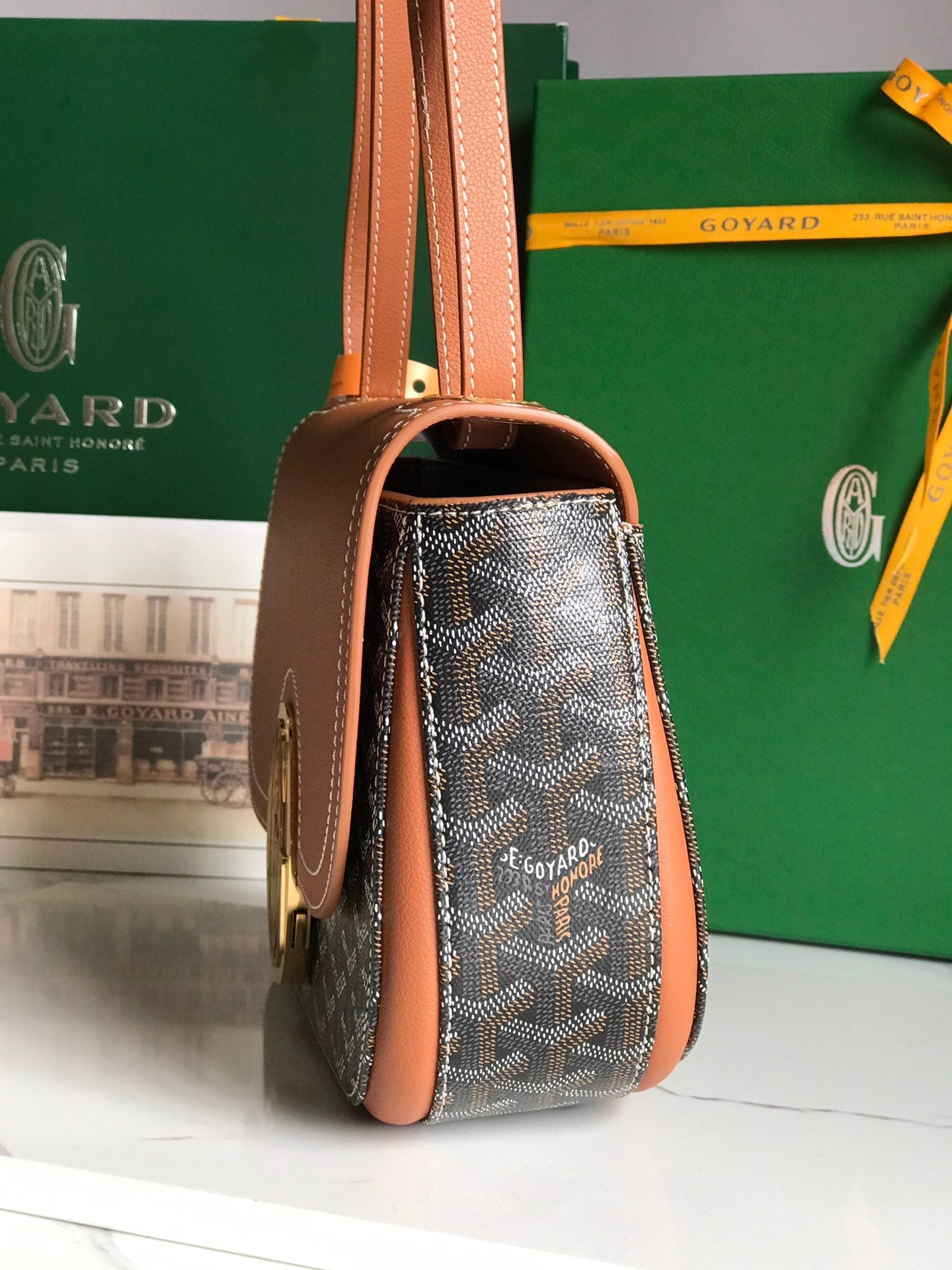 233 SAC 25 EN CUIR DE VEAU BRUN ET TOILE GOYARDINE NOIRE