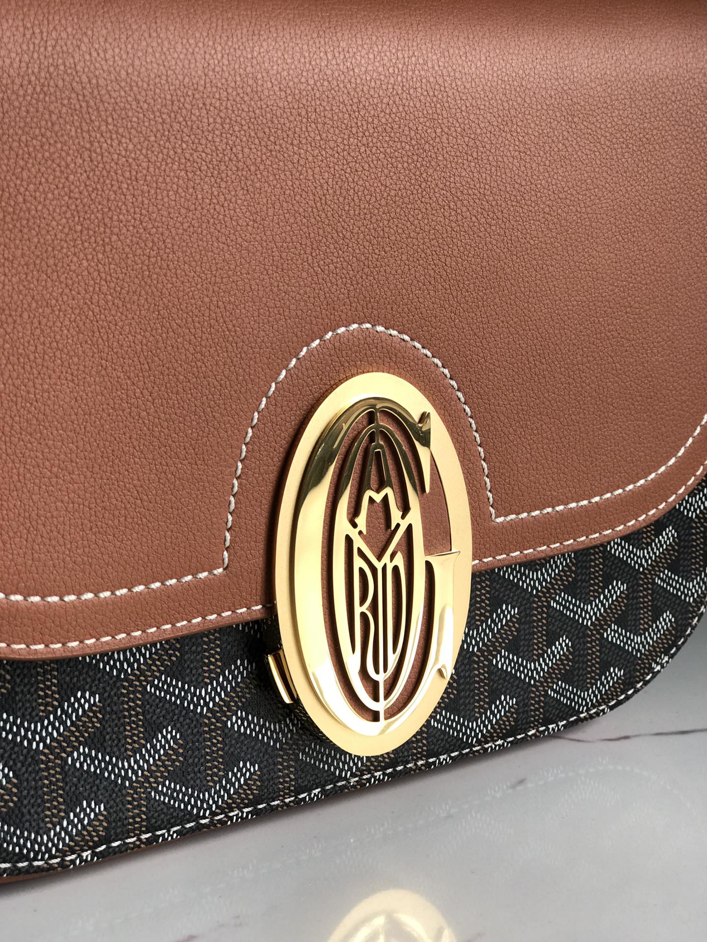 233 SAC 25 EN CUIR DE VEAU BRUN ET TOILE GOYARDINE NOIRE