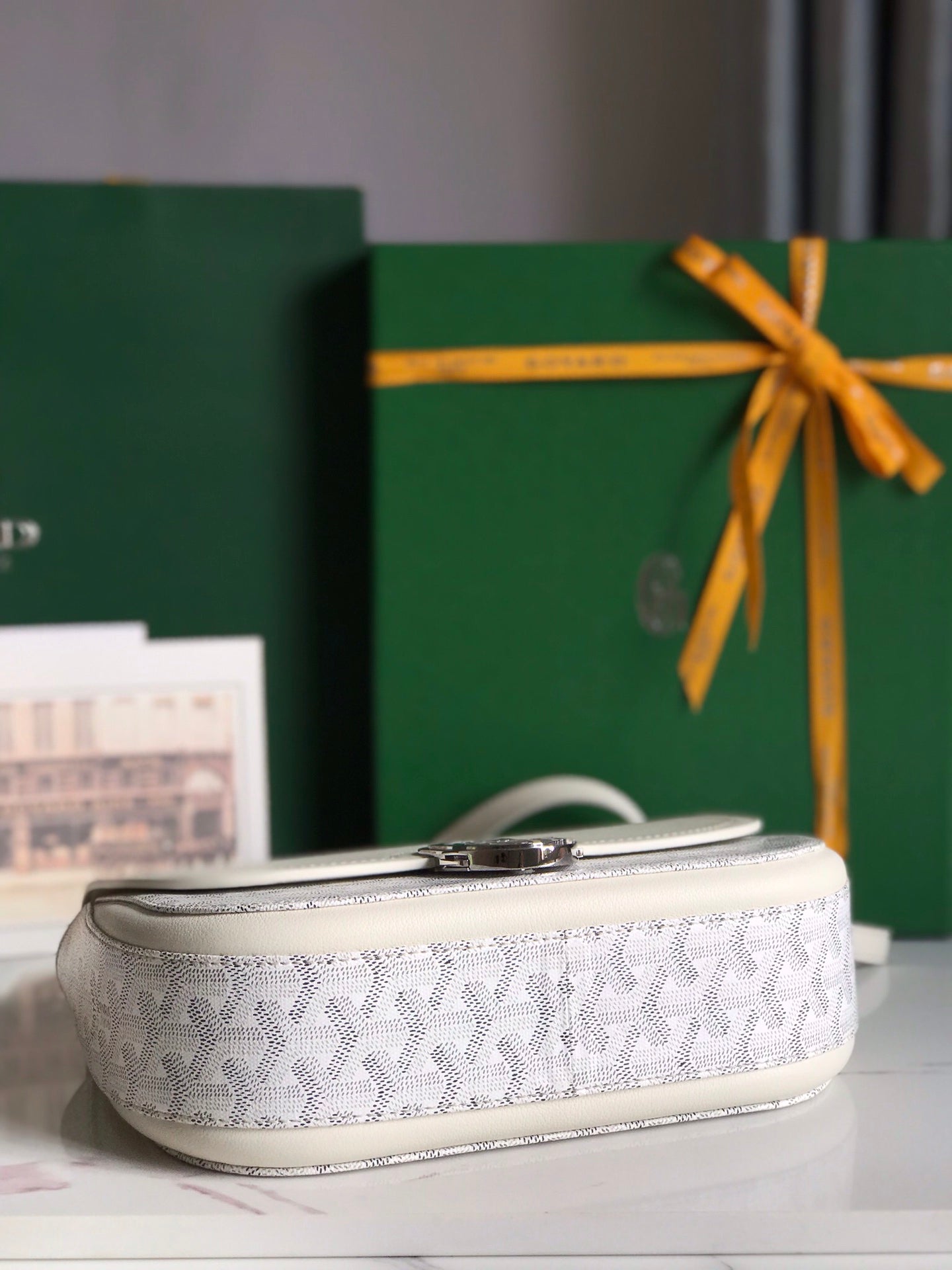 233 SAC 25 EN CUIR DE VEAU BLANC ET TOILE GOYARDINE