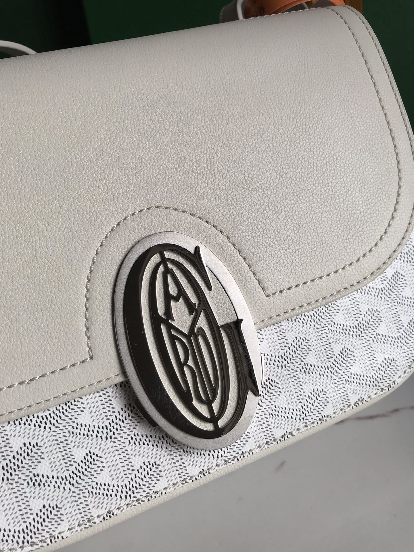 233 SAC 25 EN CUIR DE VEAU BLANC ET TOILE GOYARDINE