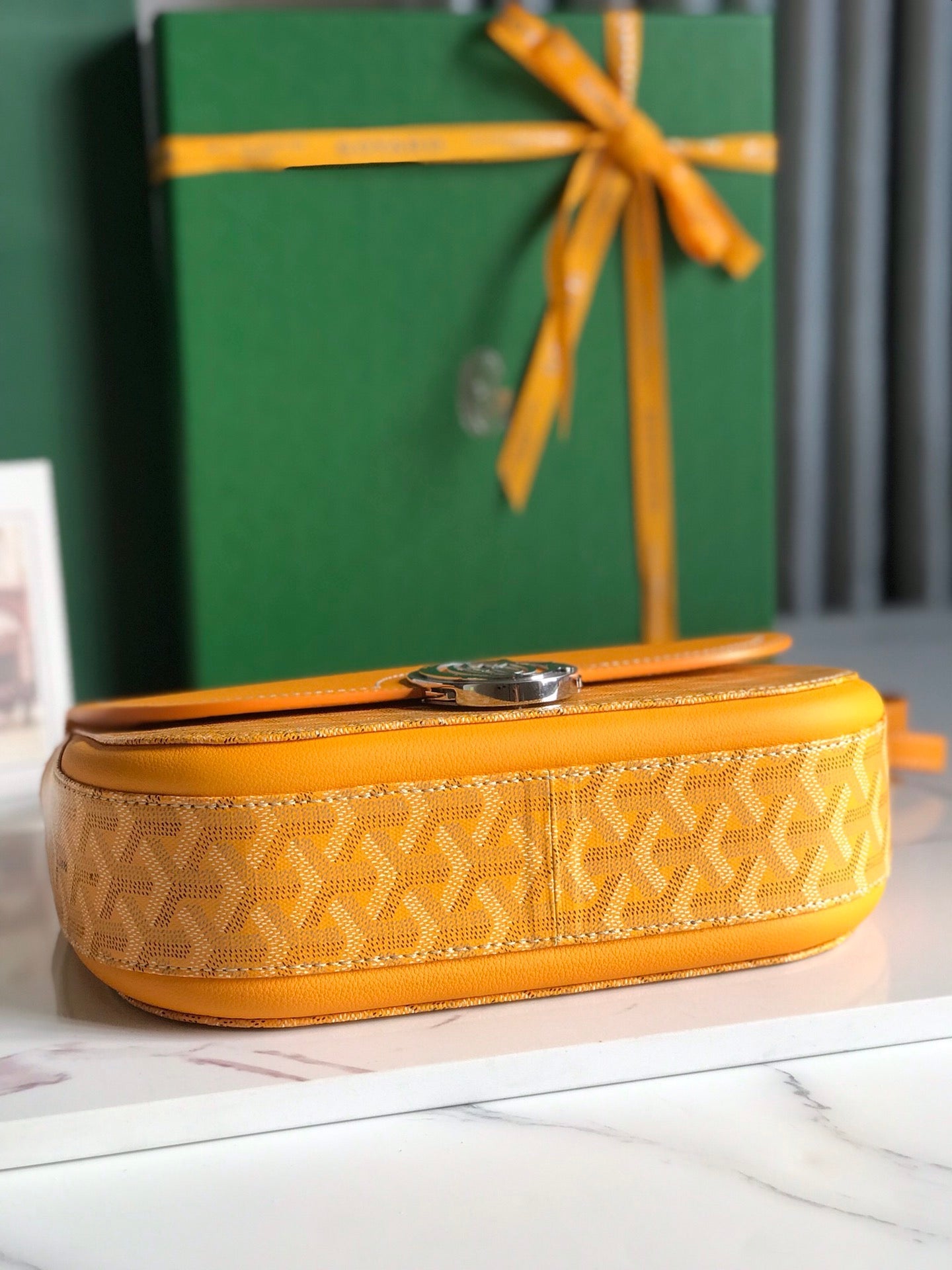 233 SAC 25 EN CUIR DE VEAU JAUNE ET TOILE GOYARDINE