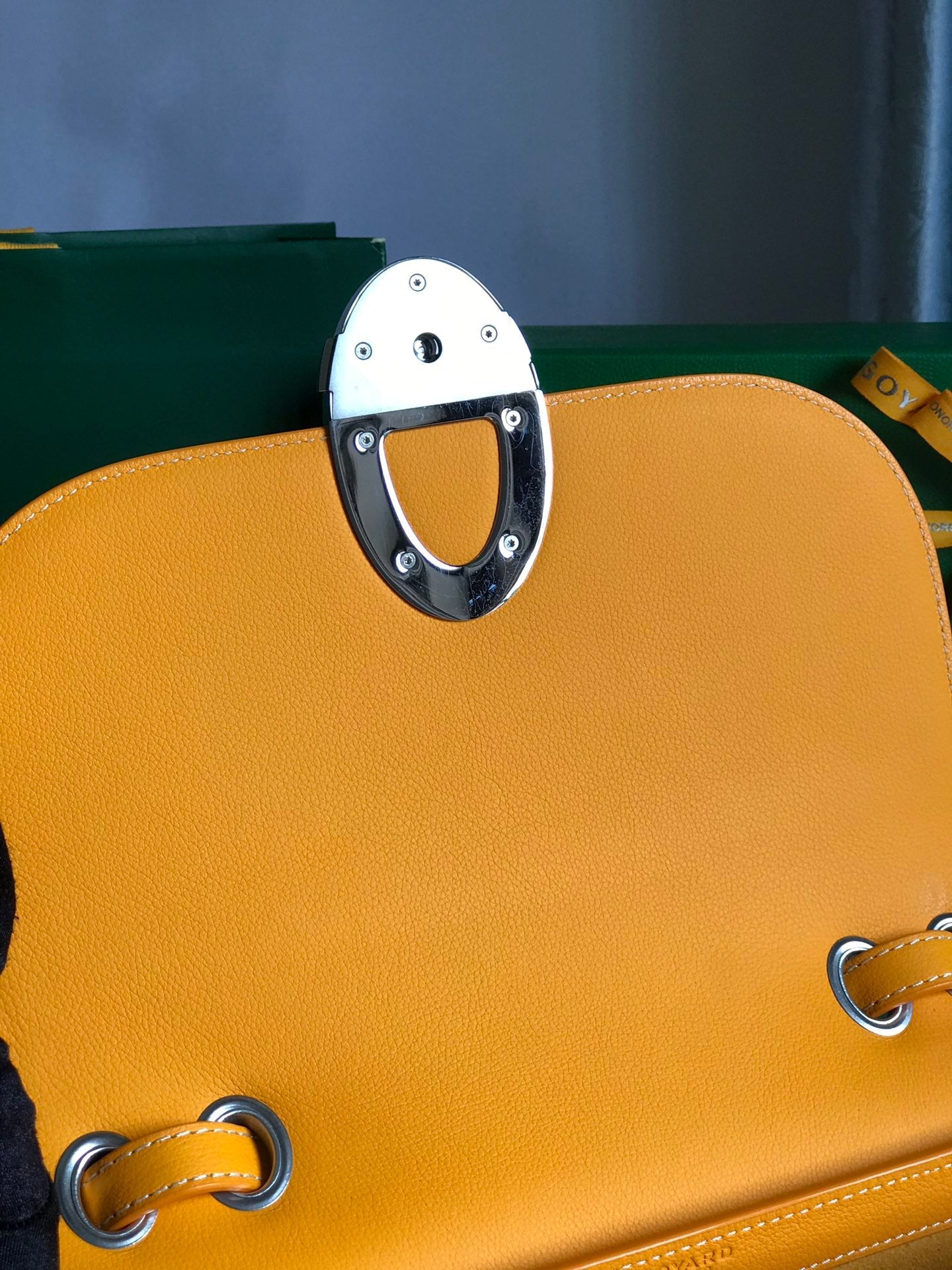 233 SAC 25 EN CUIR DE VEAU JAUNE ET TOILE GOYARDINE