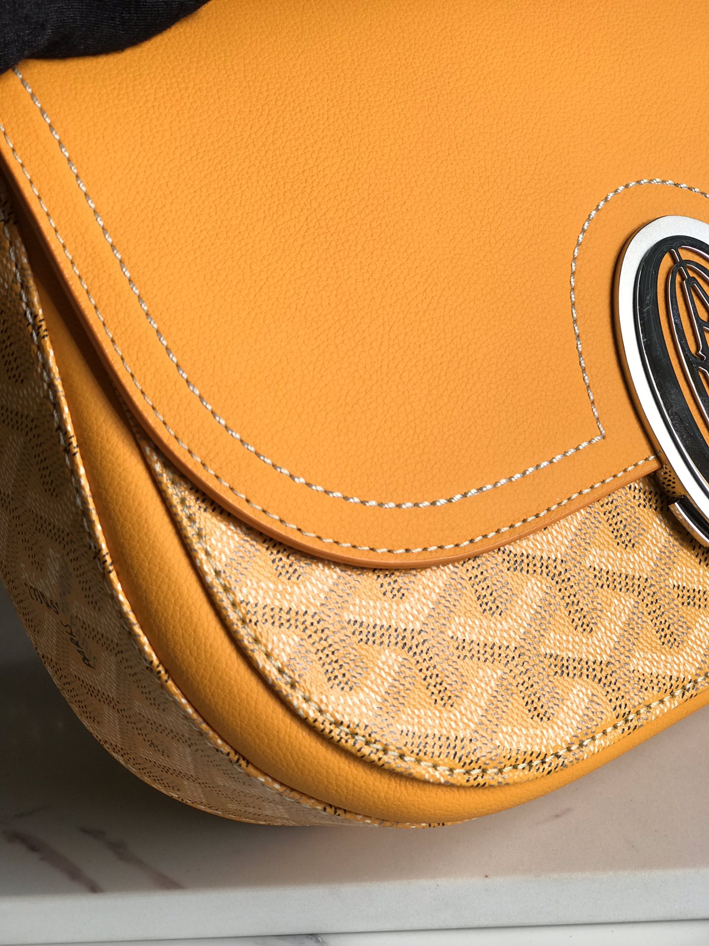 233 SAC 25 EN CUIR DE VEAU JAUNE ET TOILE GOYARDINE