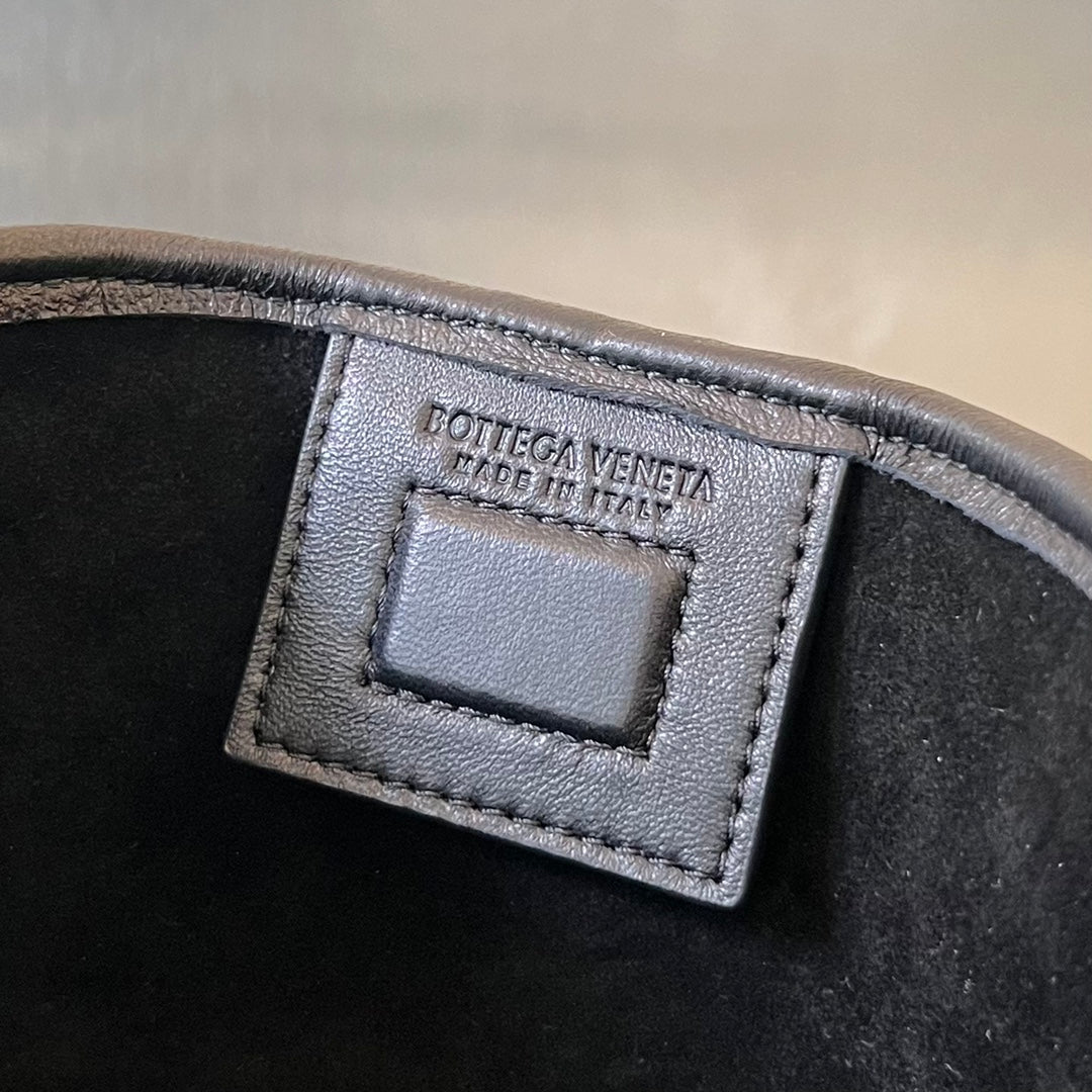 SARDINE HOBO 41 EN CUIR D'AGNEAU NOIR