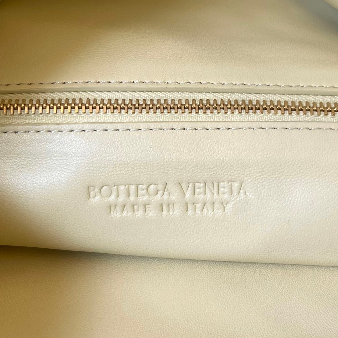 LARGE HOP 54 IN DARK CREAM LAMBSKIN