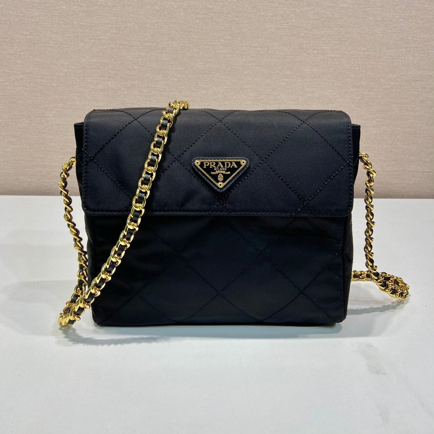 ラージキルティングフラップバッグ 23インチ ブラック RE-NYLON ファブリック ゴールドチェーン