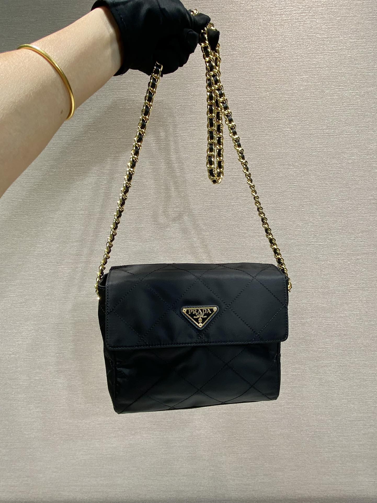 ラージキルティングフラップバッグ 23インチ ブラック RE-NYLON ファブリック ゴールドチェーン