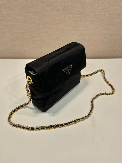 ラージキルティングフラップバッグ 23インチ ブラック RE-NYLON ファブリック ゴールドチェーン