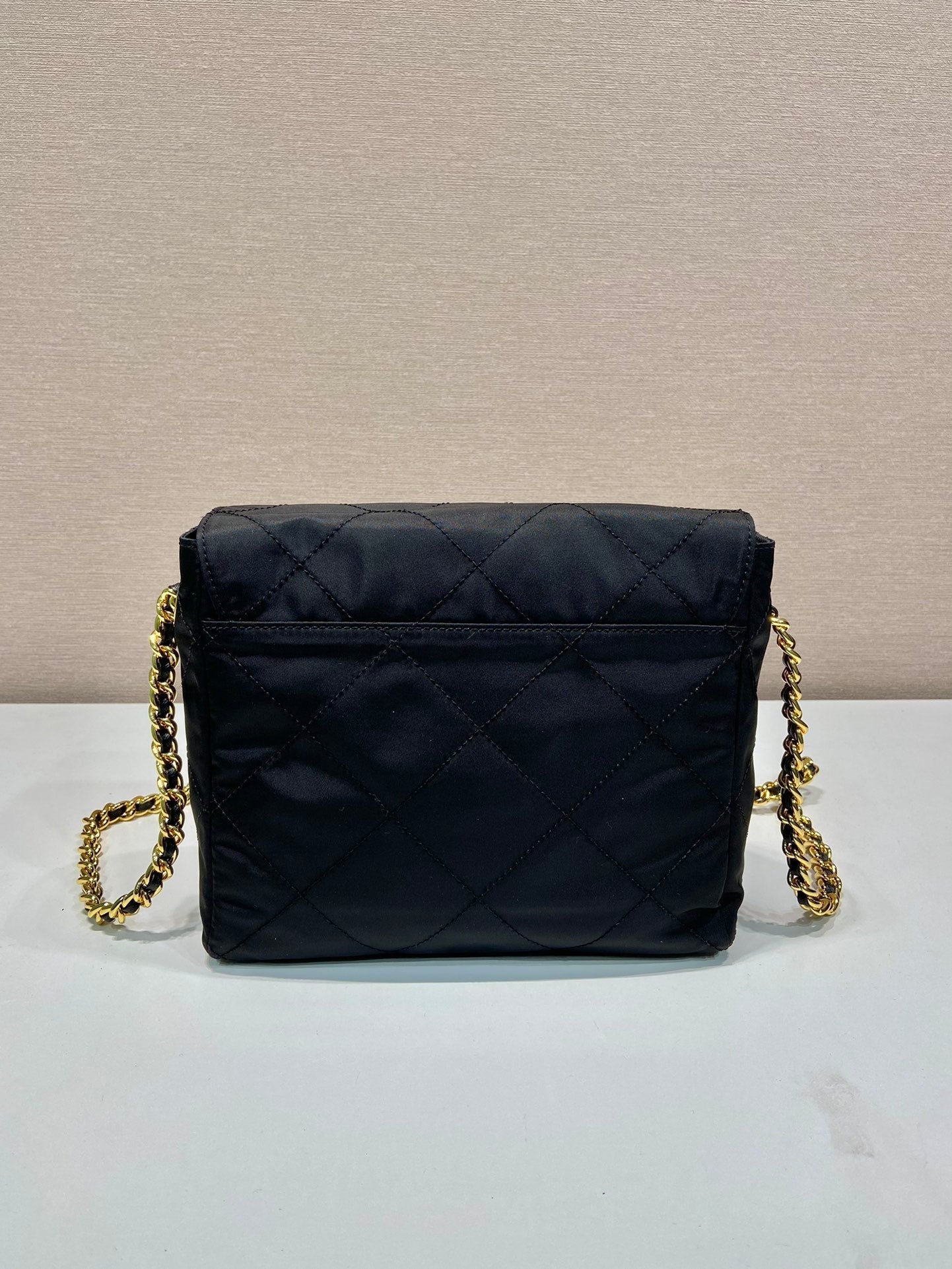 ラージキルティングフラップバッグ 23インチ ブラック RE-NYLON ファブリック ゴールドチェーン