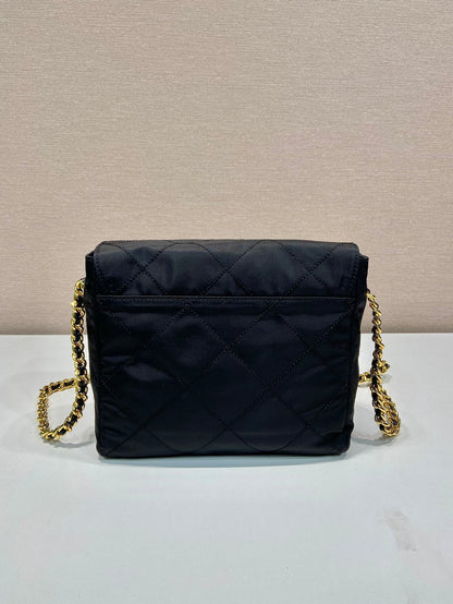 ラージキルティングフラップバッグ 23インチ ブラック RE-NYLON ファブリック ゴールドチェーン