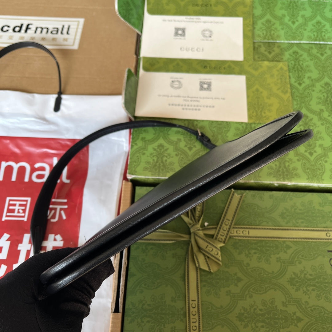 Petit sac bandoulière fin en mors de cheval 23 en cuir de veau noir, matériel palladié
