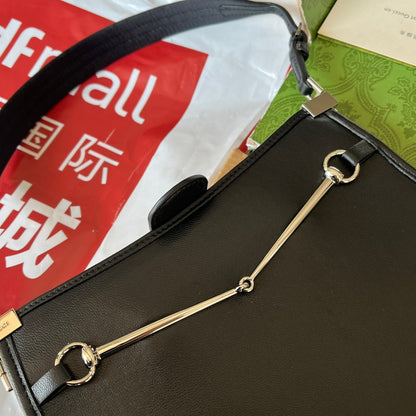 Petit sac bandoulière fin en mors de cheval 23 en cuir de veau noir, matériel palladié