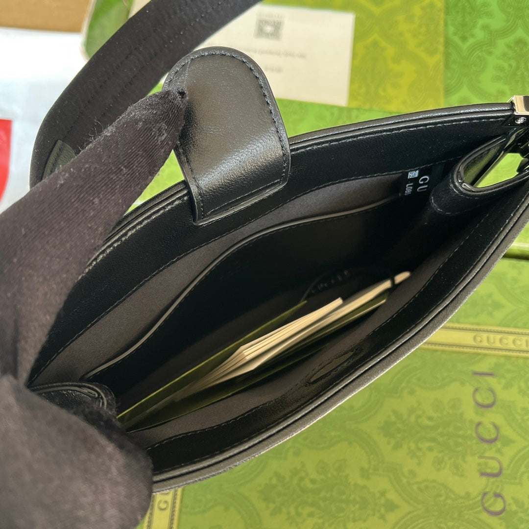 Petit sac bandoulière fin en mors de cheval 23 en cuir de veau noir, matériel palladié
