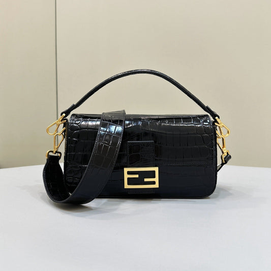BAGUETTE 27 EN CUIR DE VEAU BRILLANT MOTIF CROCODILE NOIR, QUINCAILLERIE DORÉ
