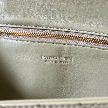 Pochette longue BV Andiamo avec poignée 31 cm en cuir de veau vert clair GHW 