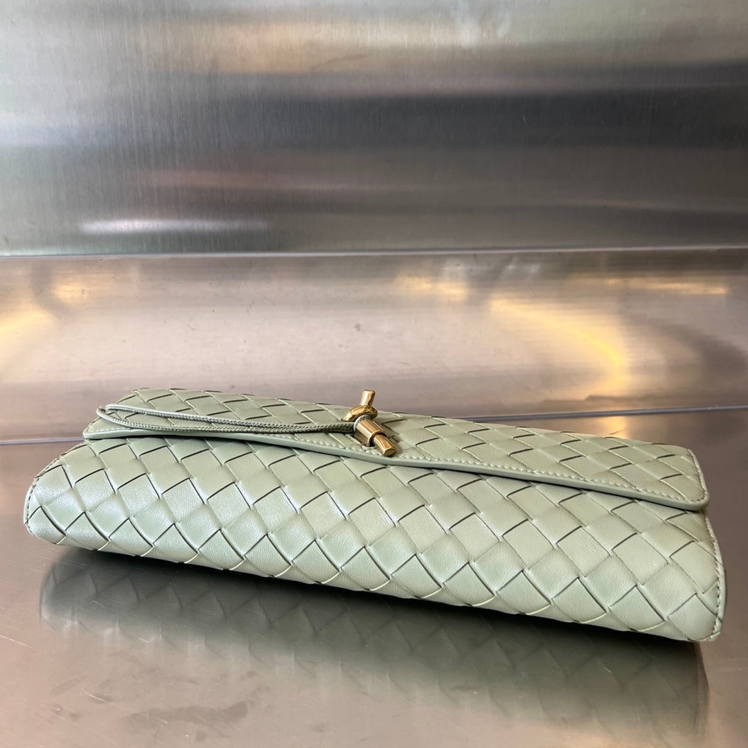 Pochette longue BV Andiamo avec poignée 31 cm en cuir de veau vert clair GHW 