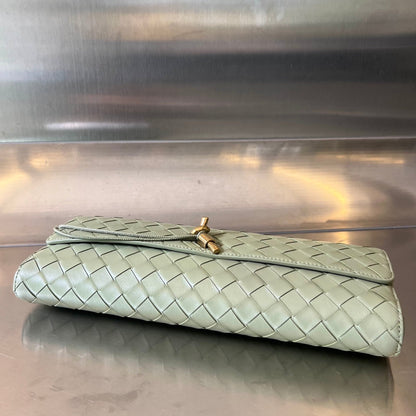 Pochette longue BV Andiamo avec poignée 31 cm en cuir de veau vert clair GHW 