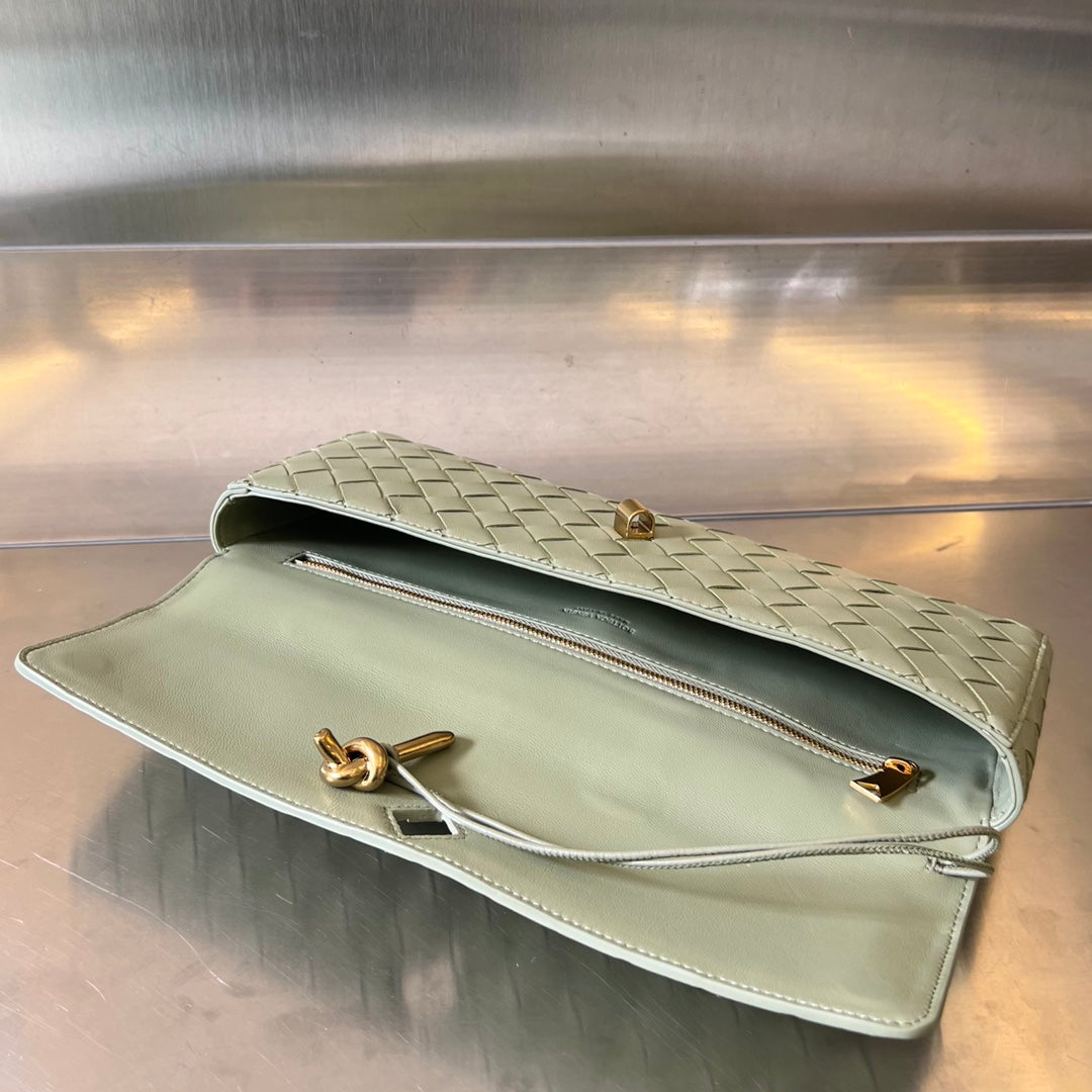 Pochette longue BV Andiamo avec poignée 31 cm en cuir de veau vert clair GHW 