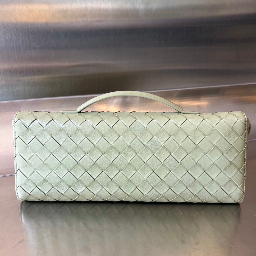 Pochette longue BV Andiamo avec poignée 31 cm en cuir de veau vert clair GHW 