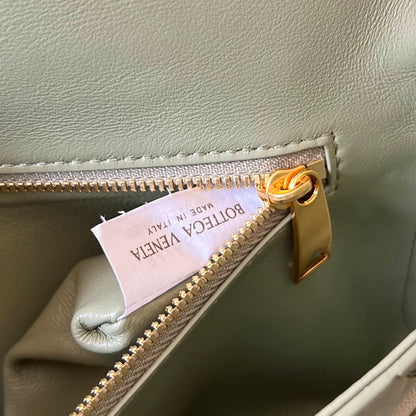Pochette longue BV Andiamo avec poignée 31 cm en cuir de veau vert clair GHW 