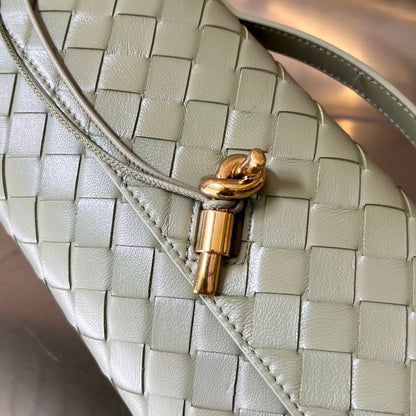 Pochette longue BV Andiamo avec poignée 31 cm en cuir de veau vert clair GHW 