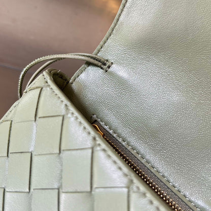 Pochette longue BV Andiamo avec poignée 31 cm en cuir de veau vert clair GHW 