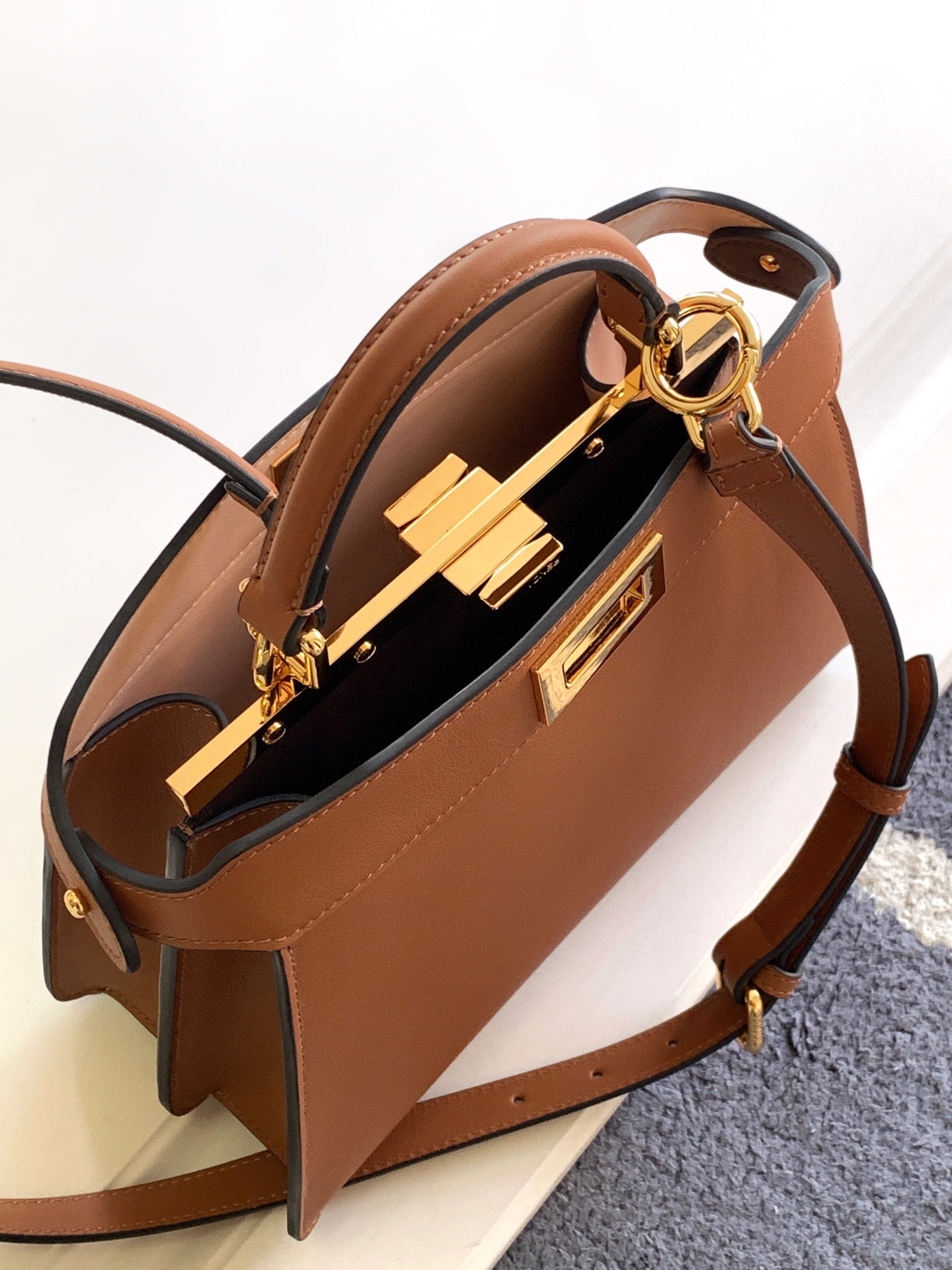 Sac Peekaboo ISeeU Small 27 cm en cuir d'agneau doré et accessoires dorés 