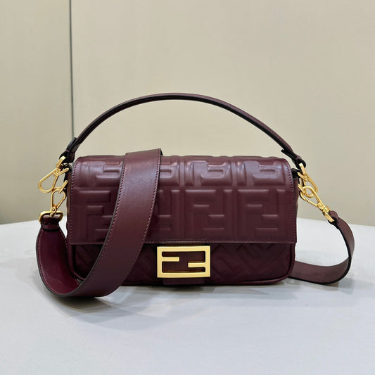Baguette 27 cm en cuir d'agneau bordeaux avec finitions dorées