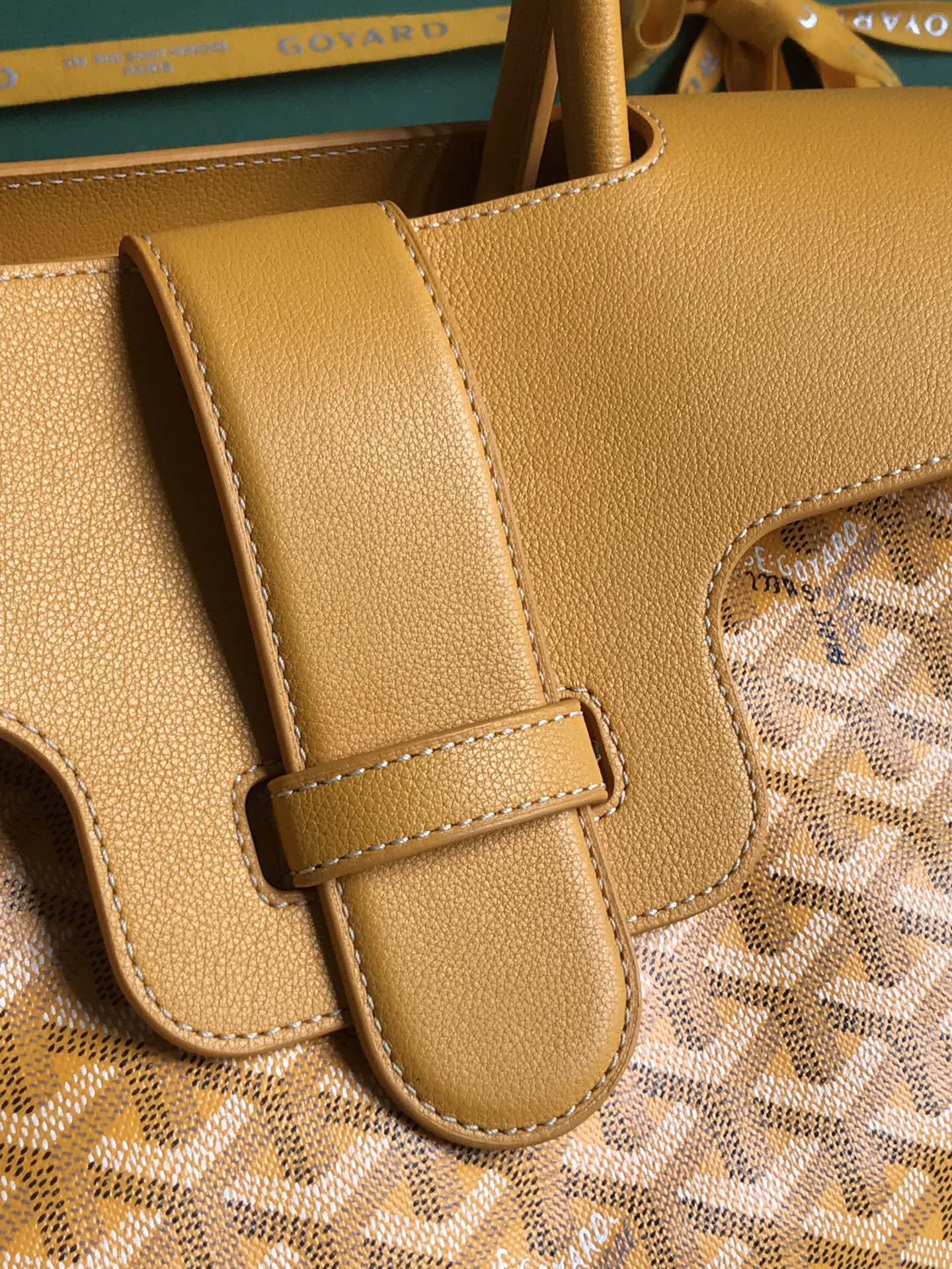SAC SAIGON SOUPLE 34 EN TOILE GOYARDINE JAUNE ET CUIR DE VEAU