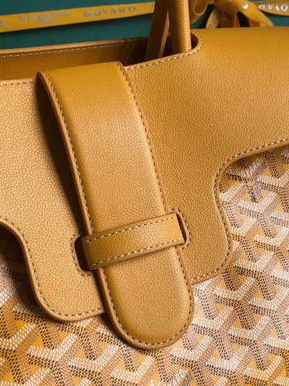 SAC SAIGON SOUPLE 34 EN TOILE GOYARDINE JAUNE ET CUIR DE VEAU