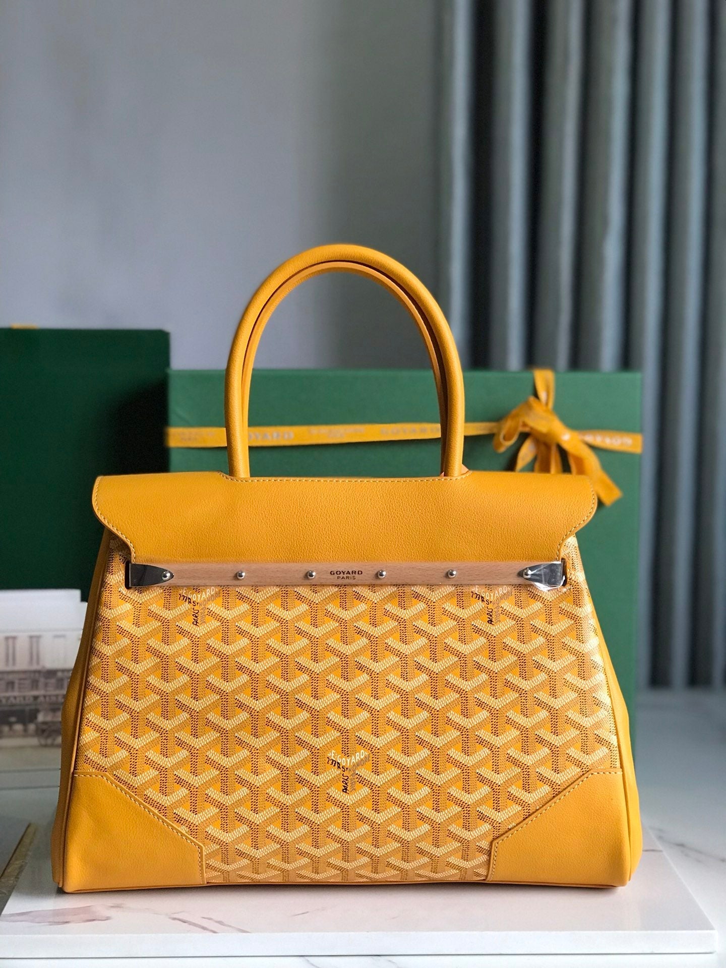SAC SAIGON SOUPLE 34 EN TOILE GOYARDINE JAUNE ET CUIR DE VEAU