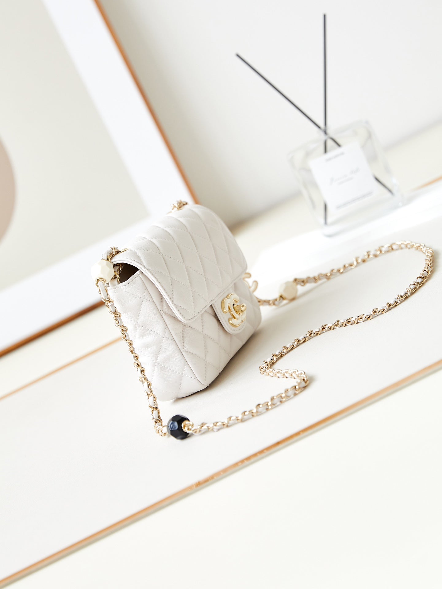 Sac à rabat CC Classic Mini 16 cm en cuir d'agneau blanc avec boucles en émail 238449