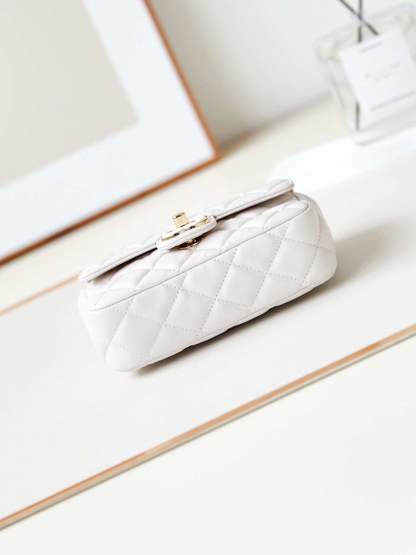 Sac à rabat CC Classic Mini 16 cm en cuir d'agneau blanc avec boucles en émail 238449