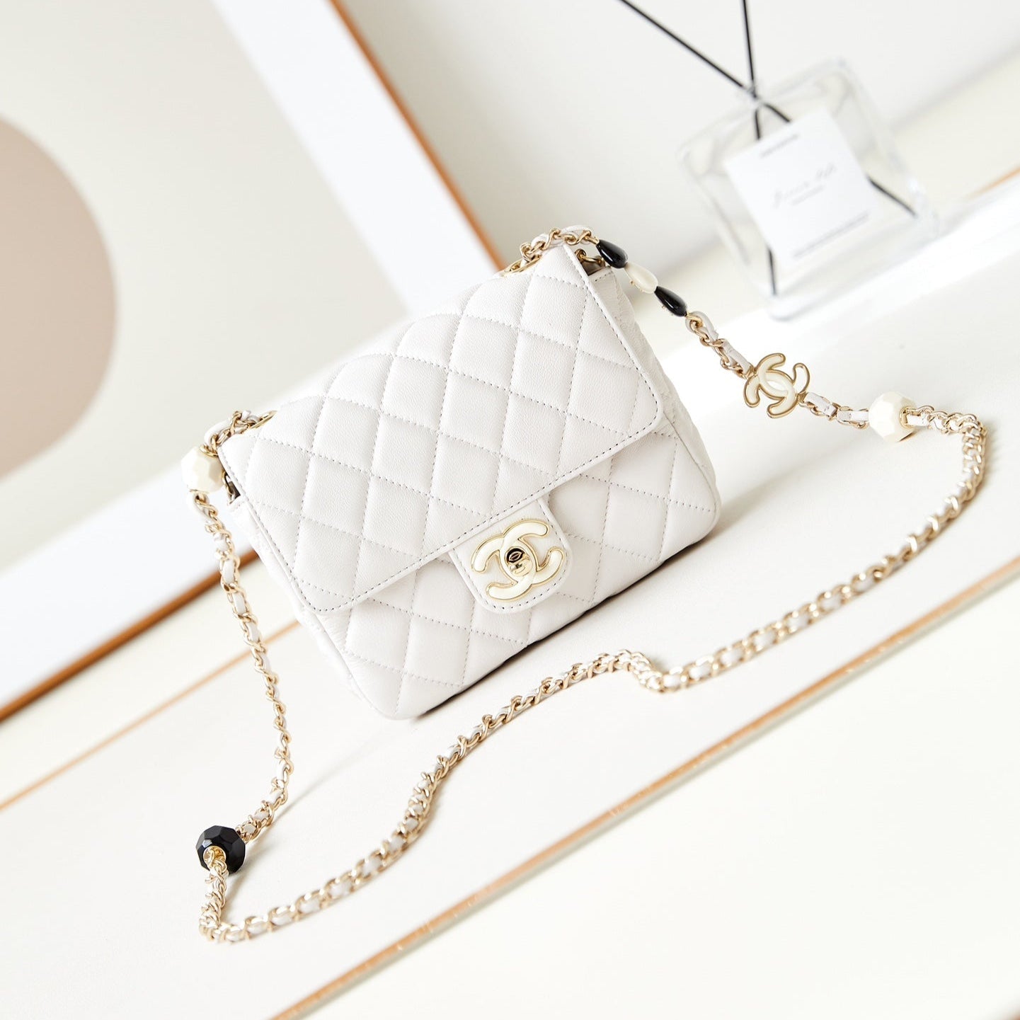 Sac à rabat CC Classic Mini 16 cm en cuir d'agneau blanc avec boucles en émail 238449