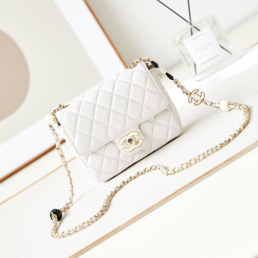 Sac à rabat CC Classic Mini 16 cm en cuir d'agneau blanc avec boucles en émail 238449