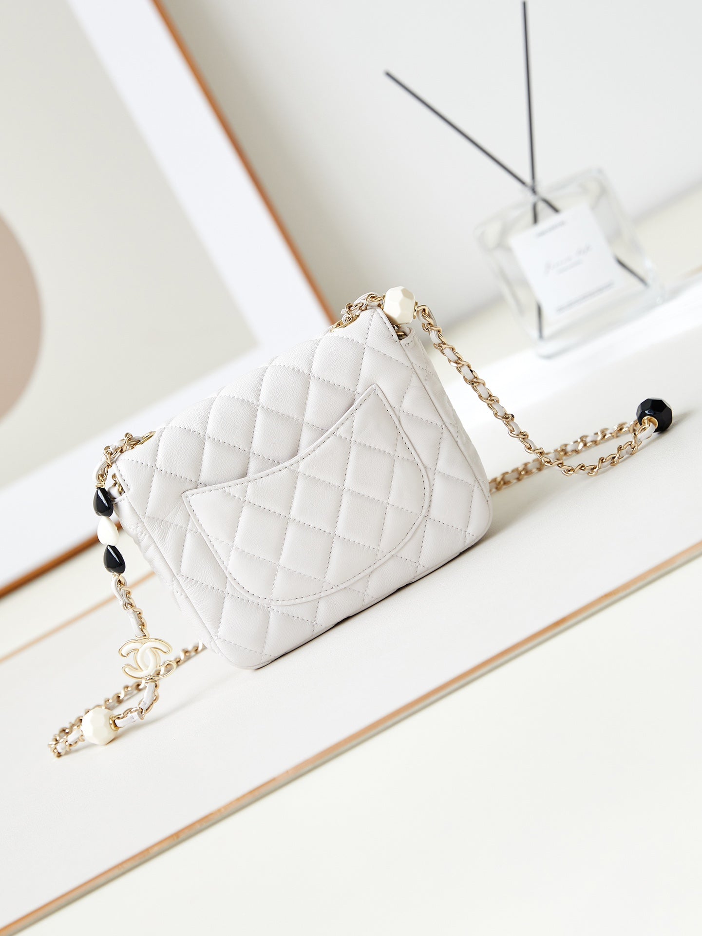 Sac à rabat CC Classic Mini 16 cm en cuir d'agneau blanc avec boucles en émail 238449
