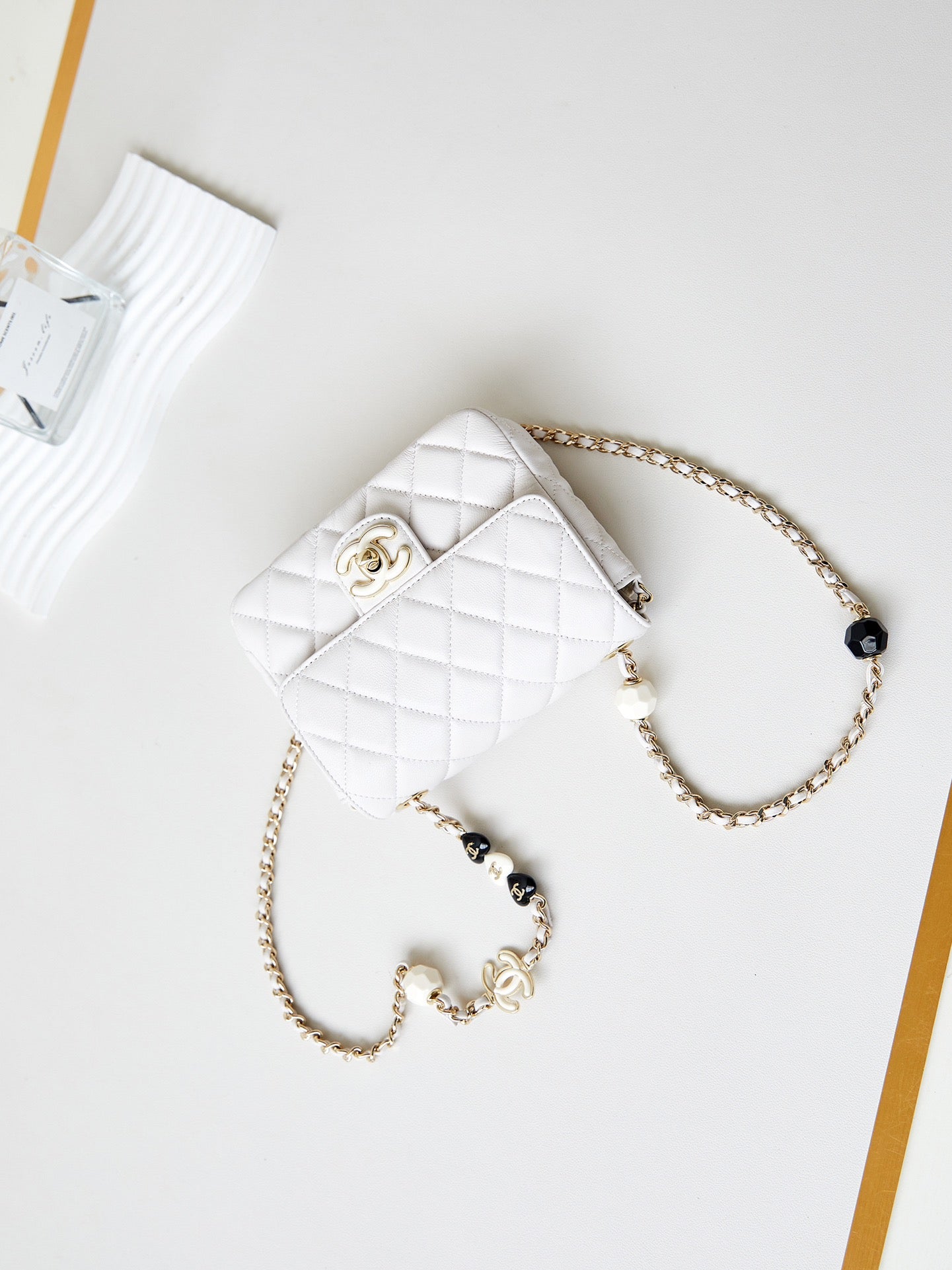 Sac à rabat CC Classic Mini 16 cm en cuir d'agneau blanc avec boucles en émail 238449