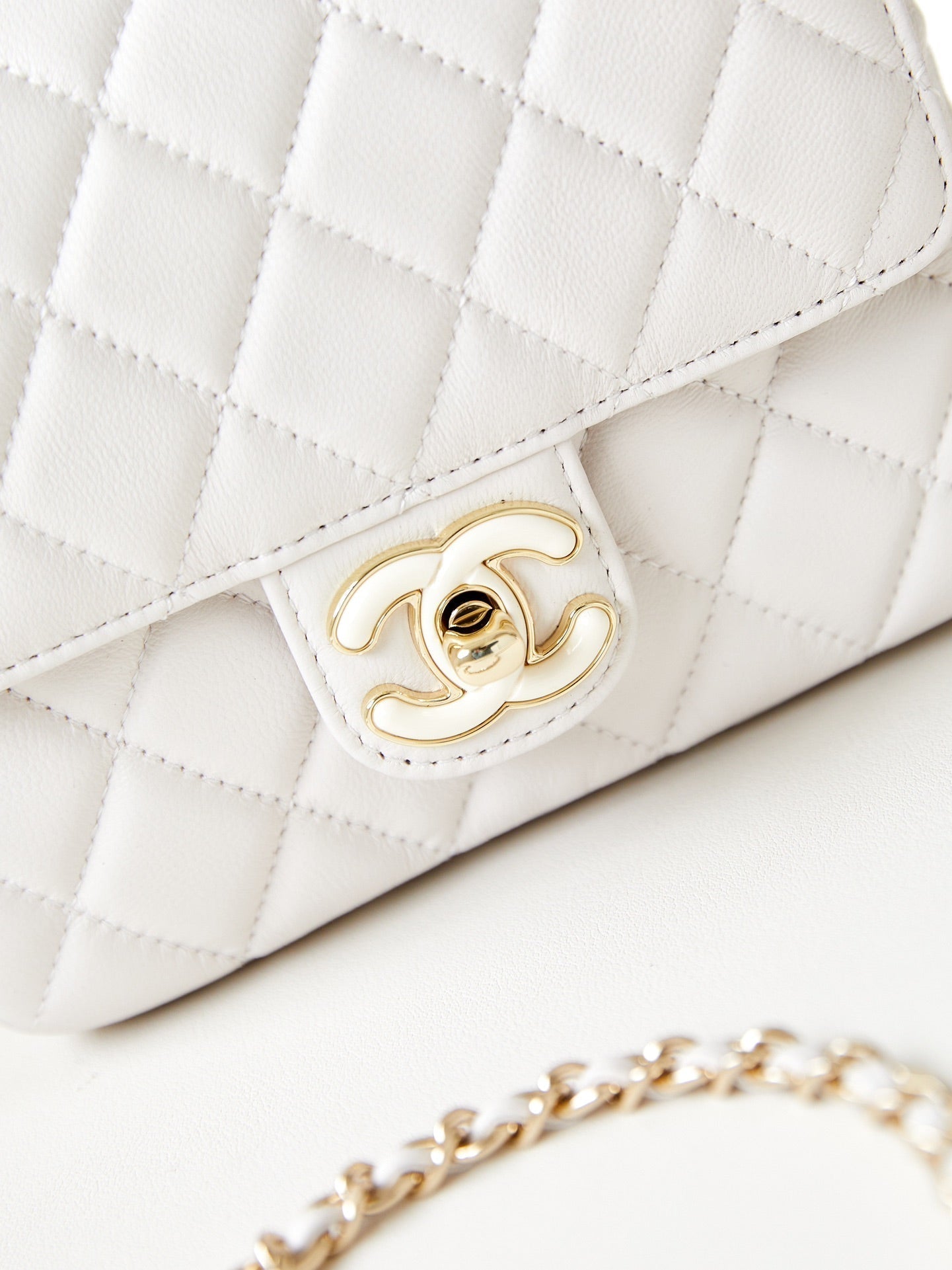 Sac à rabat CC Classic Mini 16 cm en cuir d'agneau blanc avec boucles en émail 238449