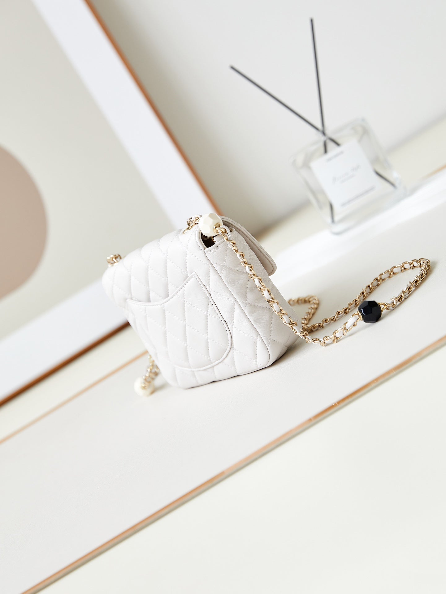 Sac à rabat CC Classic Mini 16 cm en cuir d'agneau blanc avec boucles en émail 238449