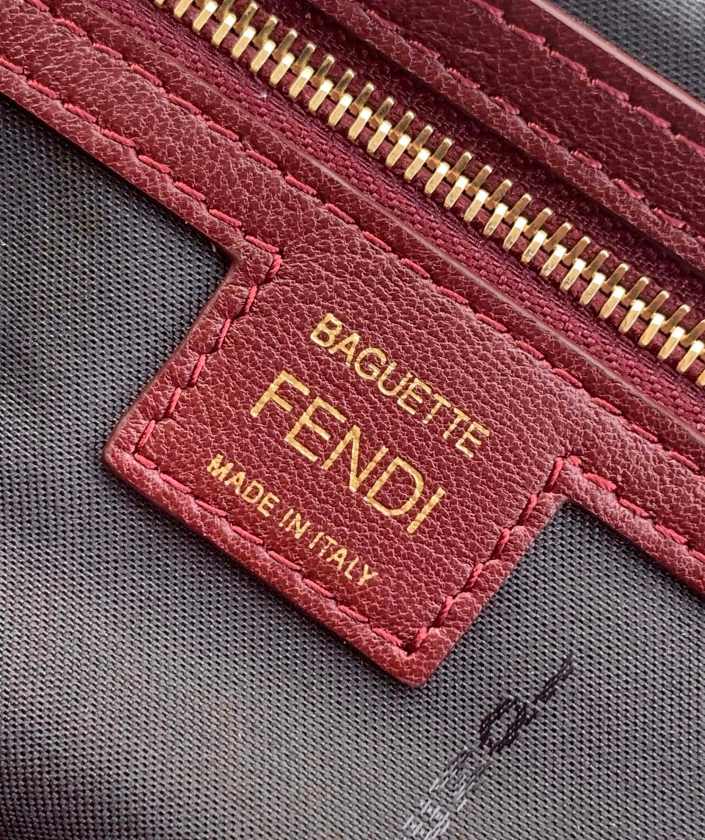 Sac Fend Baguette 27 en cuir bordeaux à motif FF GHW 