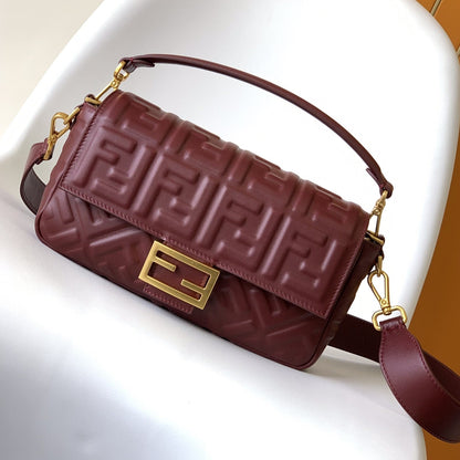Sac Fend Baguette 27 en cuir bordeaux à motif FF GHW 