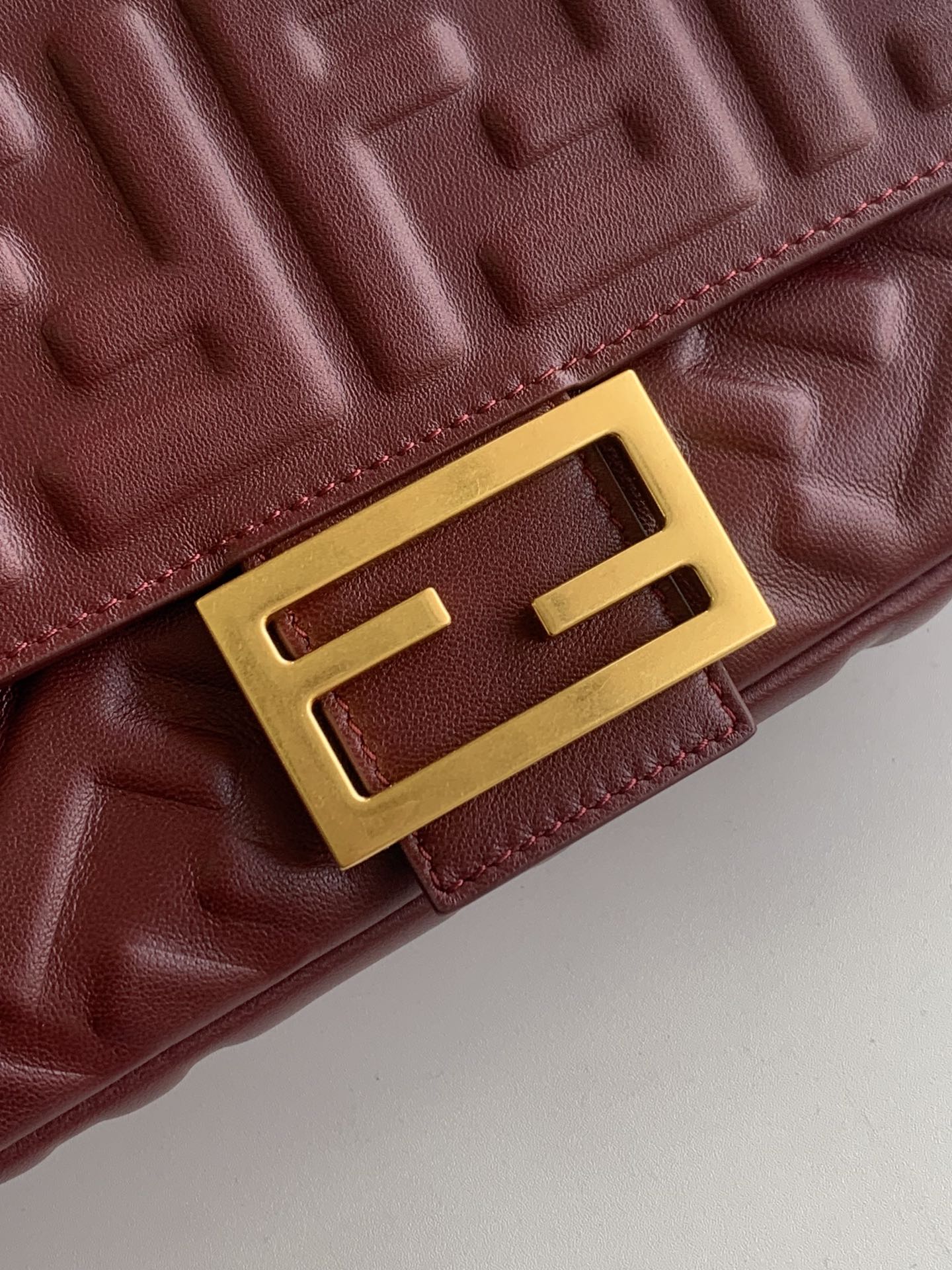 Sac Fend Baguette 27 en cuir bordeaux à motif FF GHW 