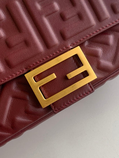 Sac Fend Baguette 27 en cuir bordeaux à motif FF GHW 