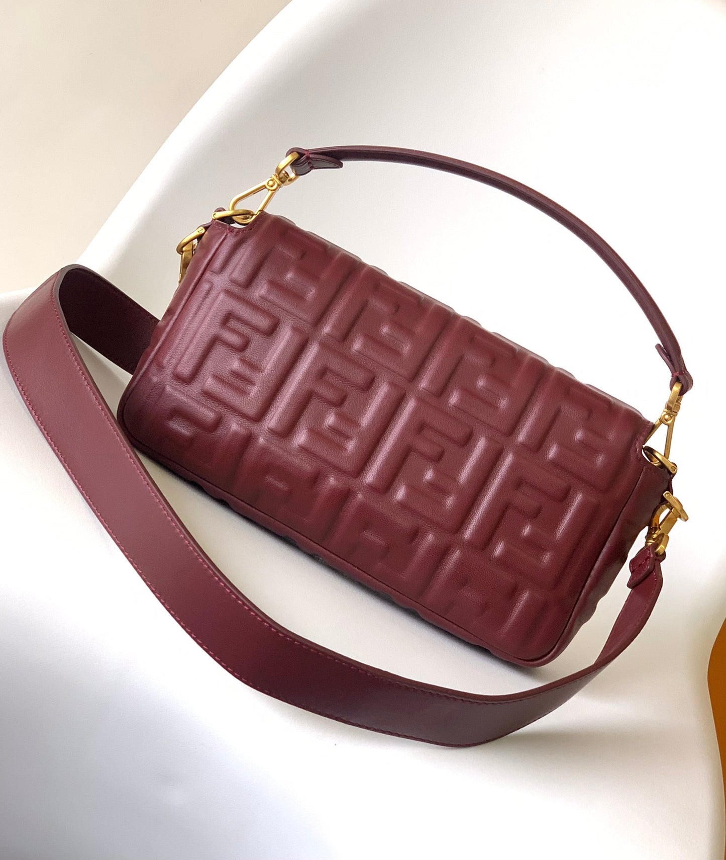 Sac Fend Baguette 27 en cuir bordeaux à motif FF GHW 